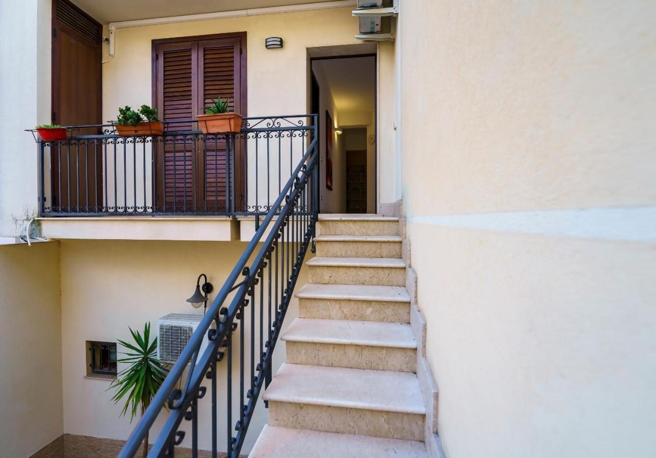 Guest Friends Apartment ตราปานี ภายนอก รูปภาพ