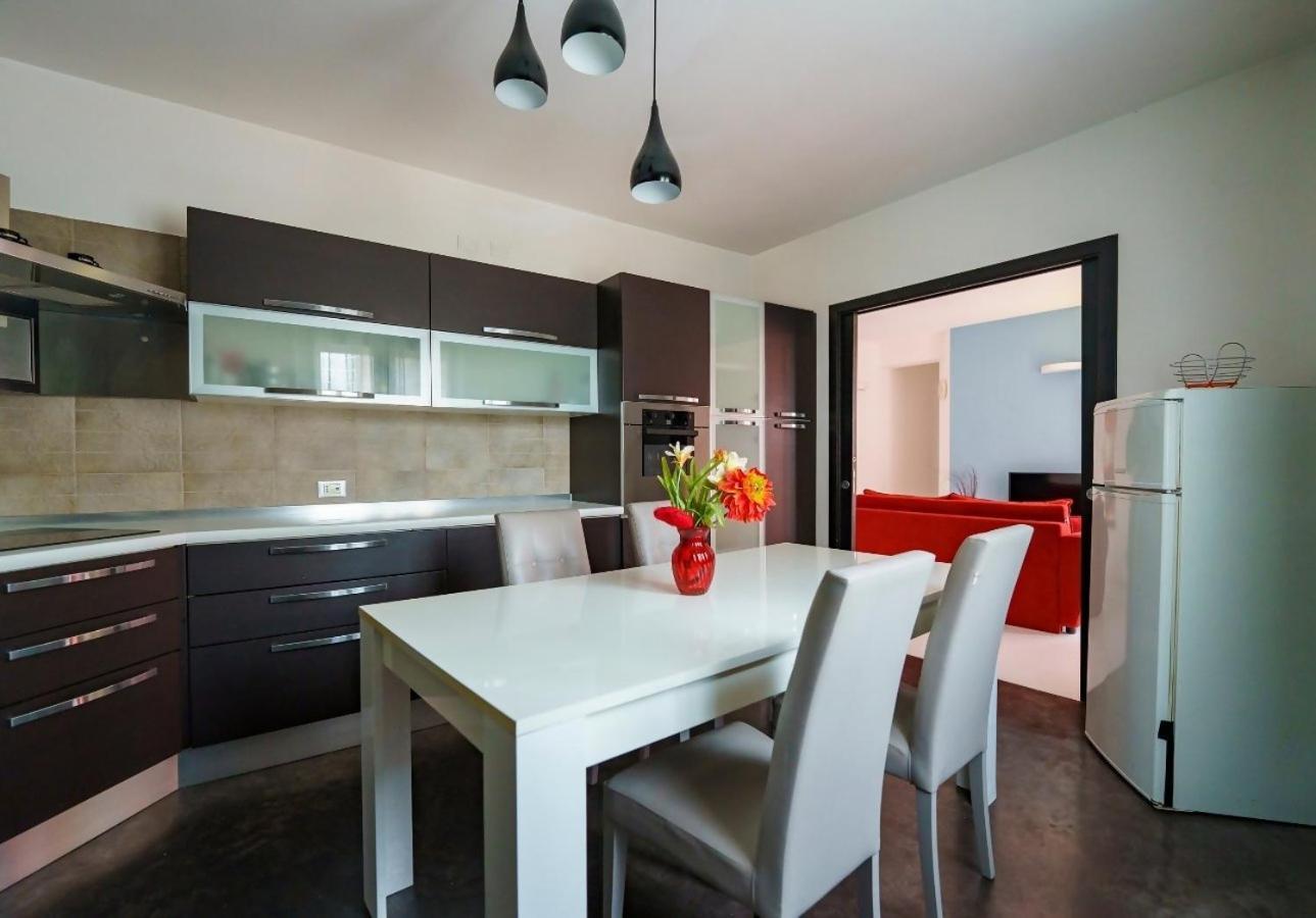 Guest Friends Apartment ตราปานี ภายนอก รูปภาพ